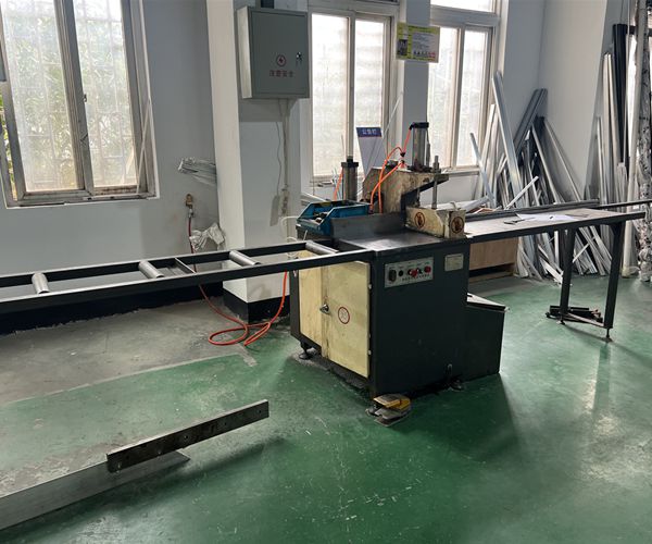 博物館展柜生產(chǎn)設(shè)備