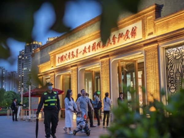 為總理外衣提供文物保護的展柜，聯康展柜廠家備案榮幸。