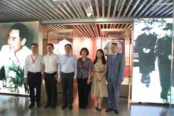 為總理外衣提供文物保護的展柜，聯康展柜廠家備案榮幸。